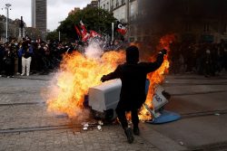 Франция погружается в хаос, текущая власть лишь имитирует контроль