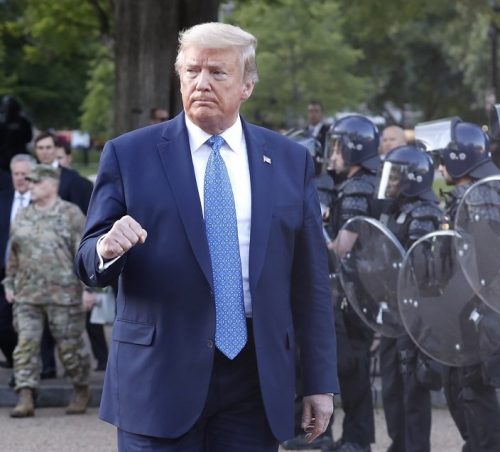 Реакцию Трампа на протесты в Лос-Анджелесе назвали признаком кризиса