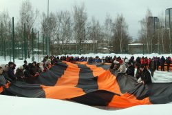 Молодежь Москвы поздравила защитников Отечества масштабным флешмобом