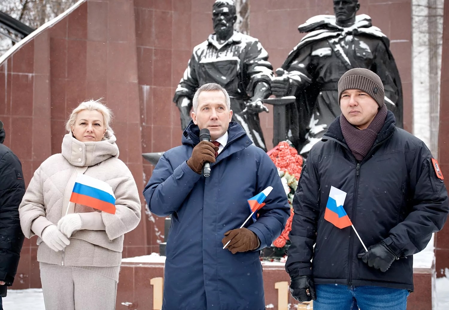 Жителей ЦАО поздравили с Днем защитника Отечества